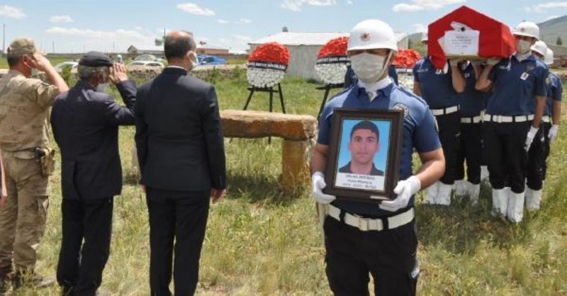 Silahının ateş almasıyla başından vurulan polis, Kars`ta toprağa verildi